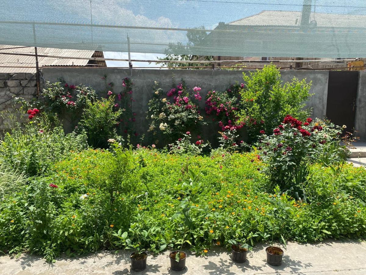 Friend'S House Rooms Near Airport Ghukasavan Luaran gambar
